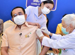 El primer ministro de Tailandia se vacuna con AstraZeneca (Video)