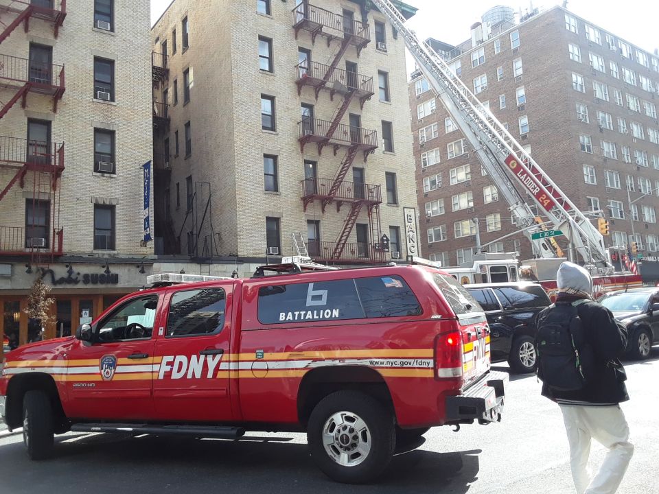 Al menos un muerto dejó un incendio en el Fashion District de Nueva York