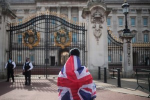 En imágenes: Ingleses reaccionan a la muerte del príncipe Felipe y se reúnen frente al Palacio de Buckingham