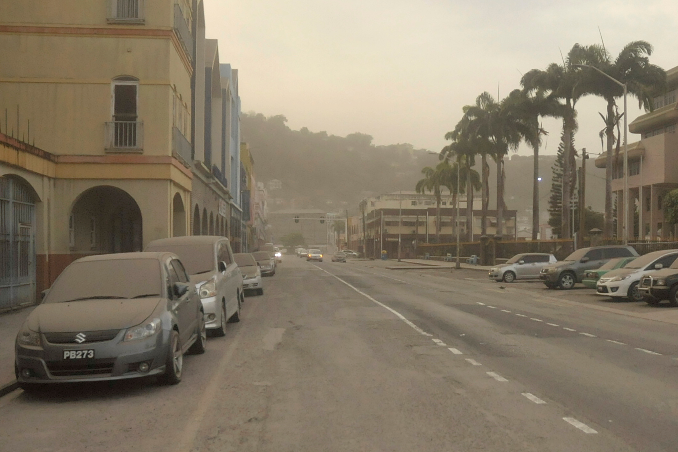 Residentes de la isla San Vicente se despiertan con calles cubiertas de ceniza y volcán rugiendo