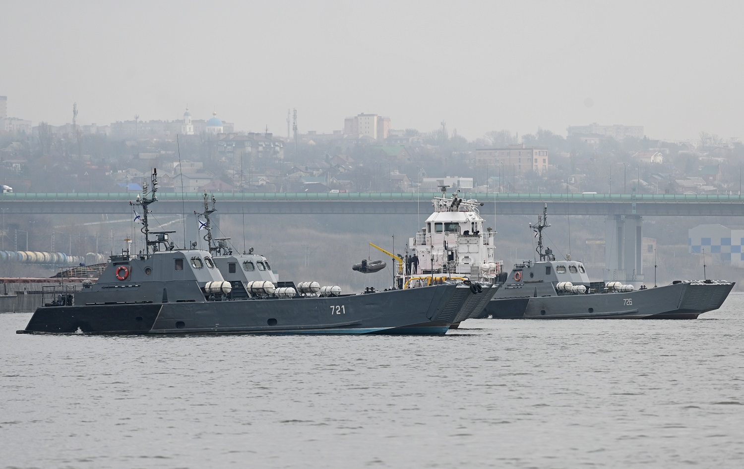 Crece el despliegue militar por Ucrania: Rusia envió 15 buques al Mar Negro, EEUU sumará tropas en Alemania y el Reino Unido