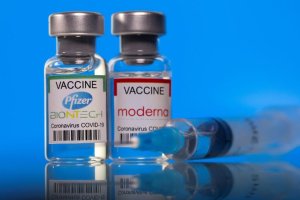 ¿Las vacunas de Pfizer y Moderna tendrán el “superpoder” de frenar la transmisión del Covid-19?