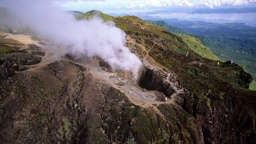 Volcán La Soufriere sigue lanzando cenizas a 8 mil metros de altura (VIDEO)