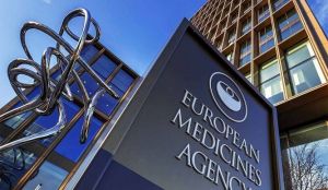 Agencia Europea de Medicamentos investiga vacuna AstraZeneca por problemas en vasos sanguíneos