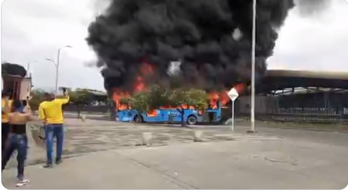 Vándalos quemaron un autobús durante protestas en Cali (Video)