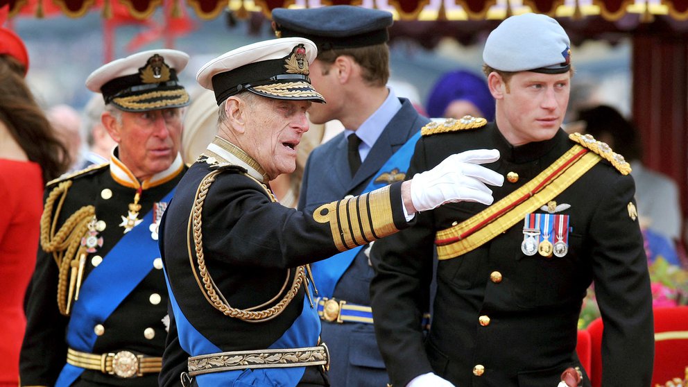 Isabel II rompe una vieja tradición para evitar la humillación pública de Harry en el funeral del príncipe Felipe