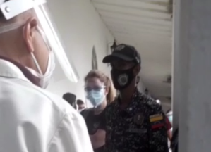 El régimen mandó a la PNB a suspender la vacunación para personal sanitario del Hospital Vargas (IMÁGENES)