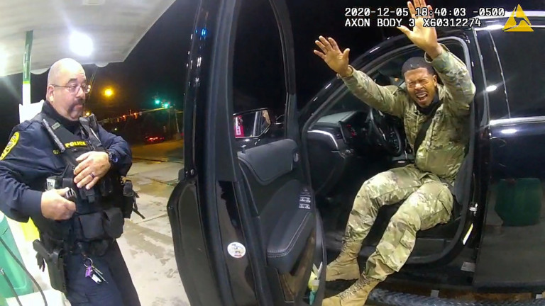 Teniente del ejército de los EEUU demanda a un policía que lo roció con gas pimienta porque le “faltaba una matrícula” (VIDEO)
