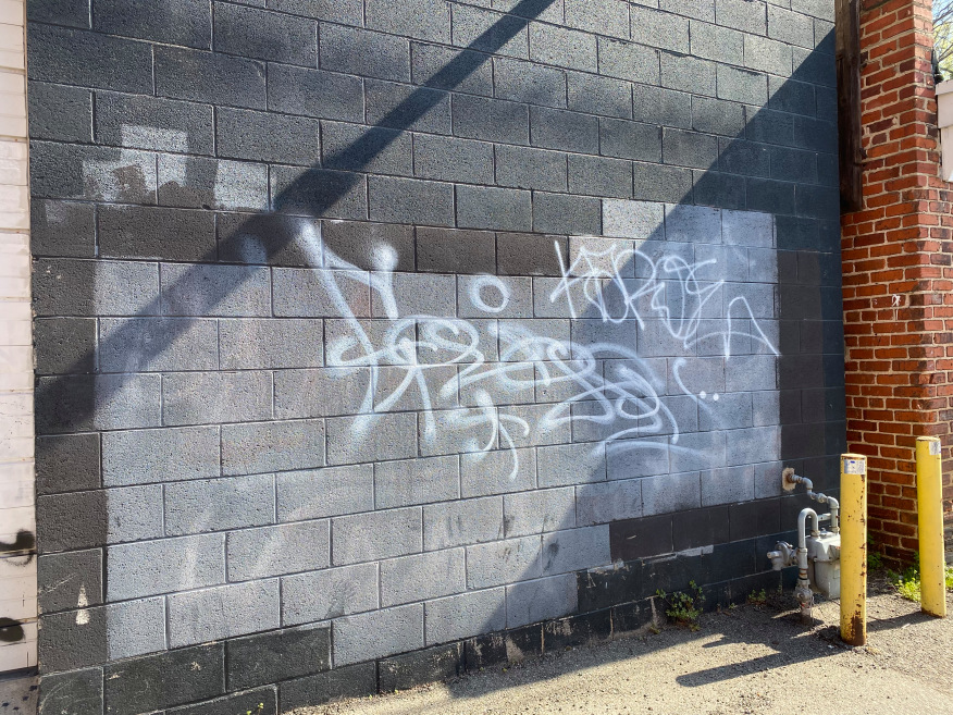 Pareja de Virginia lucha para eliminar los grafitis que se convierten en actos de vandalismo