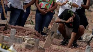 Brasil continúa bajando su promedio de muertes diarias por Covid-19