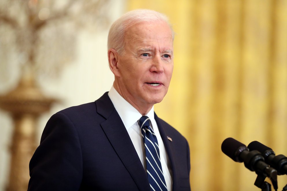 Biden revocó decretos de Trump sobre migración, redes sociales y estatuas