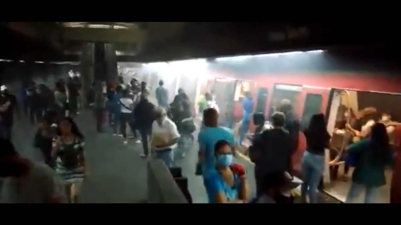 Desalojan tren del Metro en la estación Plaza Sucre tras generarse una nube de humo “sin razón aparente” (Video)