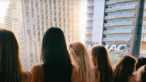 Escándalo en Dubái: Varios detenidos por un video con decenas de mujeres desnudas en un balcón