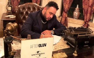 Productor, compositor y ahora cantante: Reggi ‘El Auténtico’ firmó contrato con Aftercluv + Universal Music Latin Entertainment