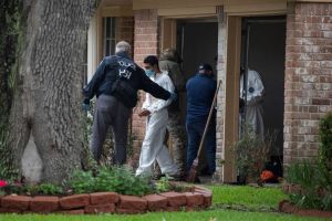 Hacinados, enfermos y sin alimentos: Hallaron a 90 migrantes en una pequeña casa de Houston