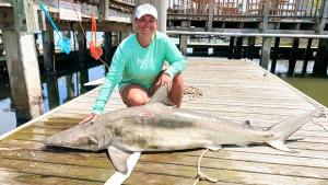 Maestra en Carolina del Sur alcanzó nuevo récord estatal tras atrapar un gigantesco tiburón
