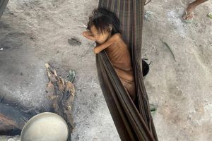 Ocho años y 12 kilos: La niña que es símbolo del abandono de los yanomami en Brasil