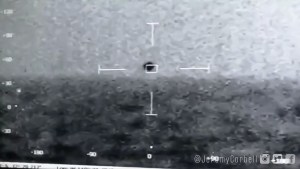 Impresionante avistamiento ovni es ratificado por el Pentágono: Se suspende en el aire sobre el mar y luego se sumerge (VIDEO)