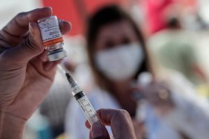 Vacunas contra el Covid-19: Por demoras en la producción, se estudia si el intercambio de dosis puede ser beneficioso