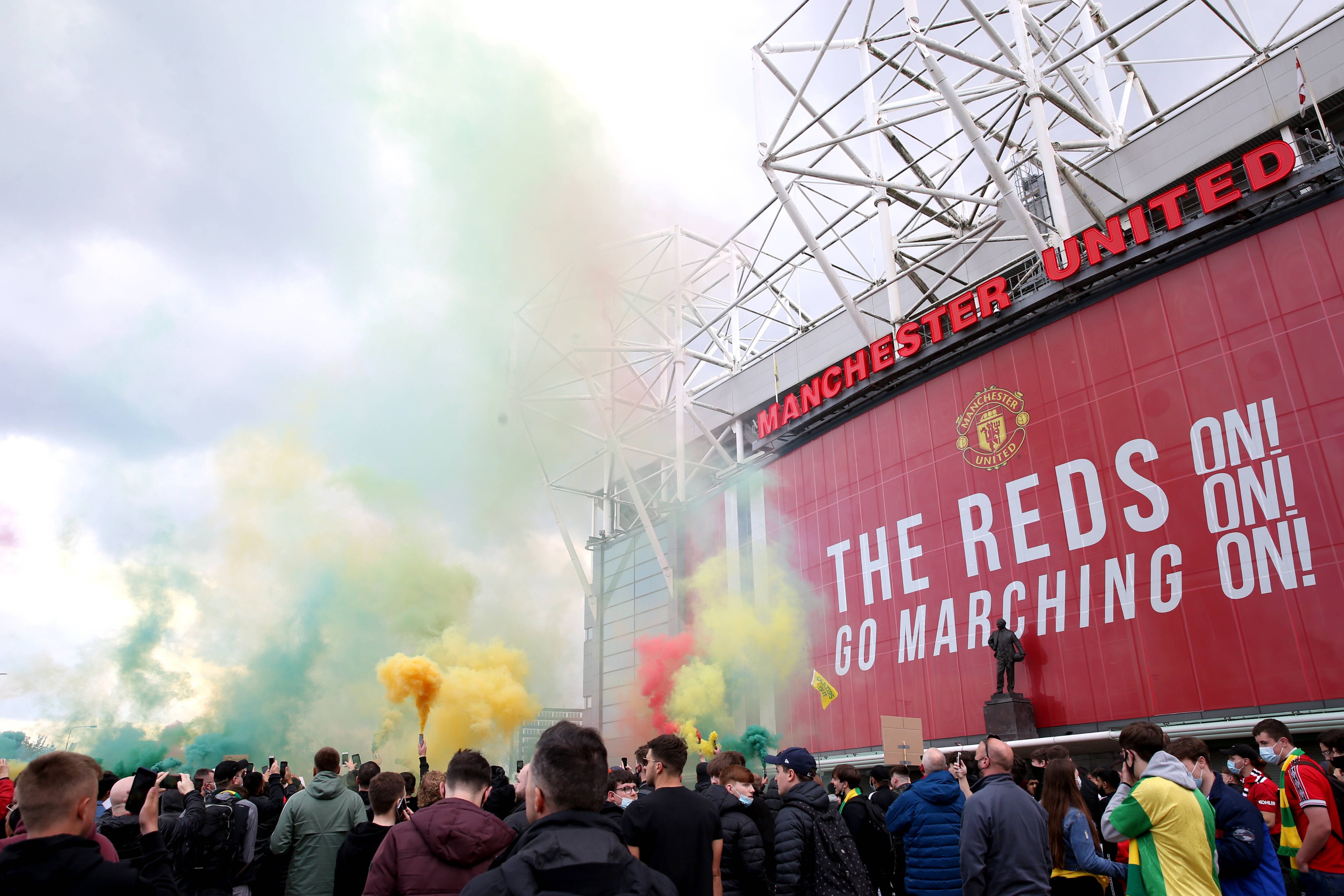 El Manchester United-Liverpool es aplazado tras invasión de aficionados a Old Trafford