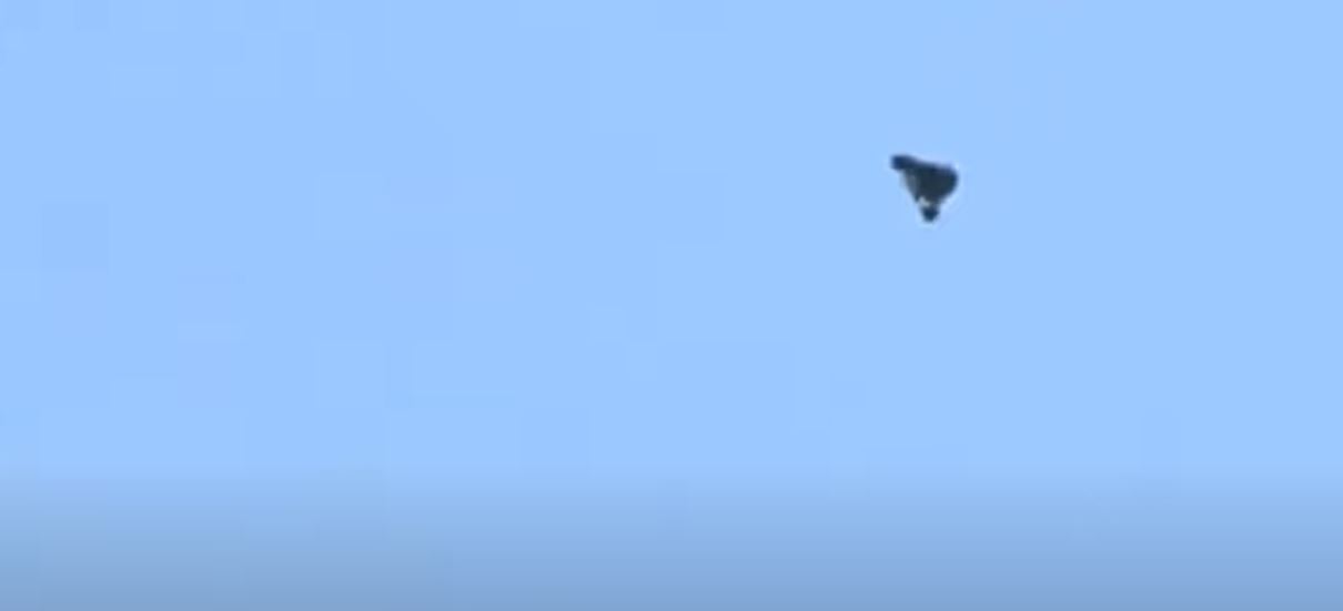 ¿Ovni? Captaron un extraño objeto con forma triangular volando sobre California (Video)