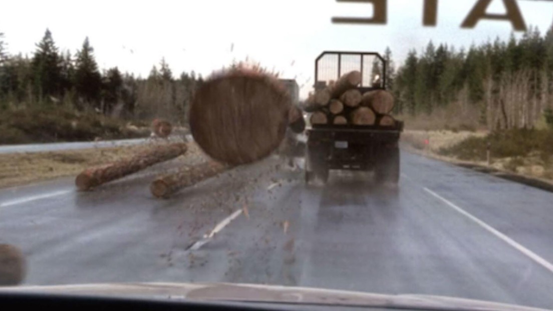 Se salvó de “chiripa”: Un tronco se desprendió de un camión y atravesó el parabrisas de un auto (VIDEO)