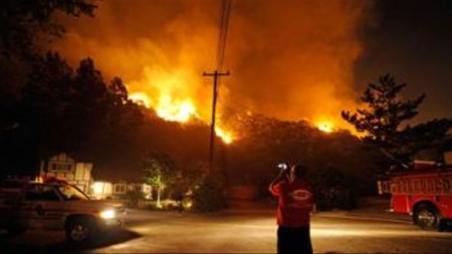 Un incendio en Los Ángeles obliga a evacuar a más de mil personas