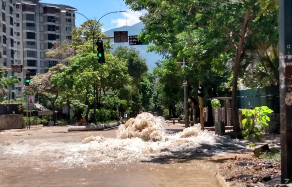 EN VIDEO: La FUENTE de agua que generó la rotura de una tubería en la Av. Principal de El Cafetal #29May