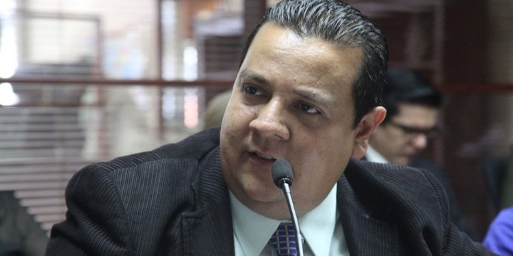 Guaidó se sumó a la exigencia de libertad de Javier Tarazona tras dos años de su arbitraria detención