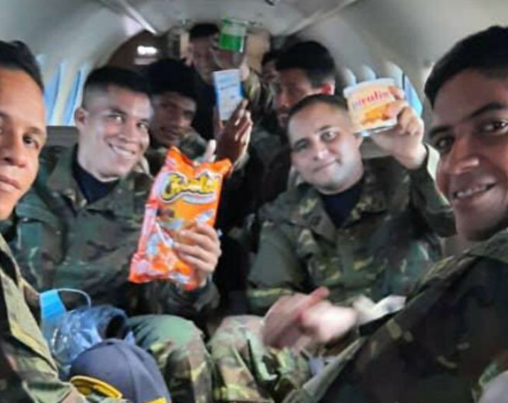 Entre sonrisas: La primera FOTO de los militares venezolanos liberados en Apure