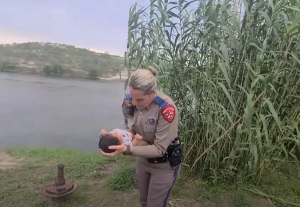 Conmovedor… Una policía de frontera en EEUU carga a una bebé venezolana mientras su madre cruza Río Grande (VIDEO)