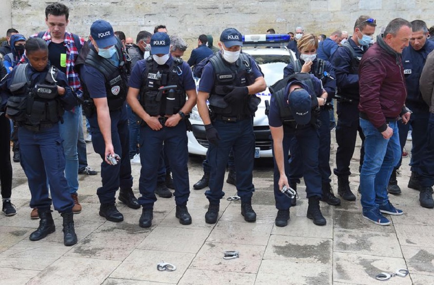 Ministro del Interior de Francia apoya a sindicatos de policías que protestaron pidiendo más protección
