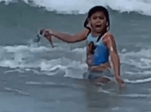 El aterrador momento en que una niña corre por su vida mientras es perseguida por un tiburón (VIDEO)