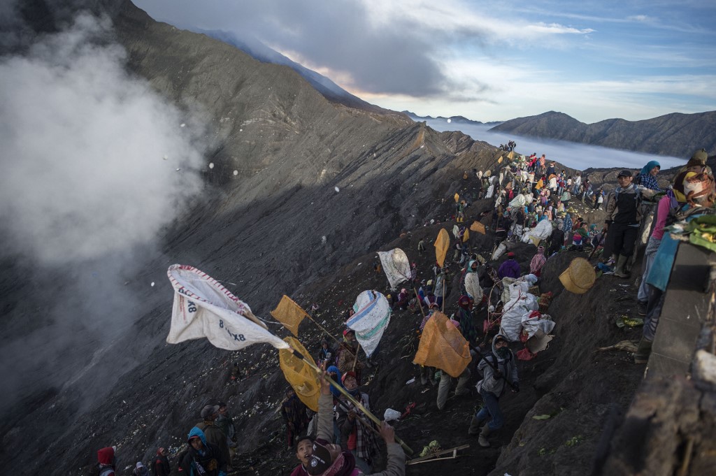 Miles de personas suben al volcán indonesio Monte Bromo para realizar rituales de sacrificios con animales
