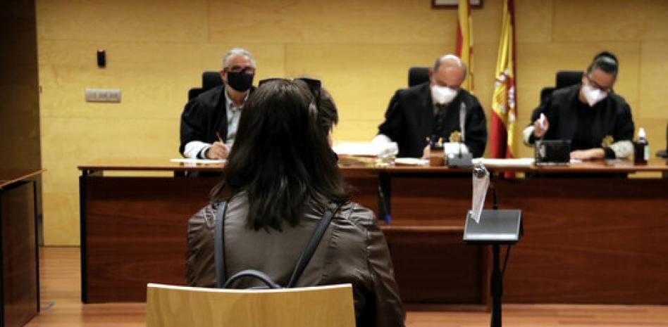Condenan a una mujer que abusaba y permitía violaciones sexuales contra su hija de ocho años en España