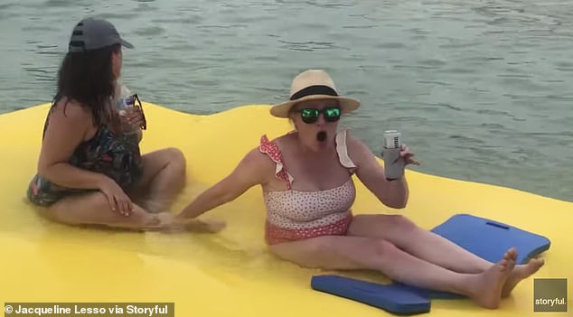 El aterrador momento en que tres mujeres fueron rodeadas por una manada de tiburones en Florida (VIDEO)