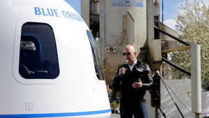 Firman petición para impedir que Jeff Bezos regrese a la Tierra tras su viaje al espacio
