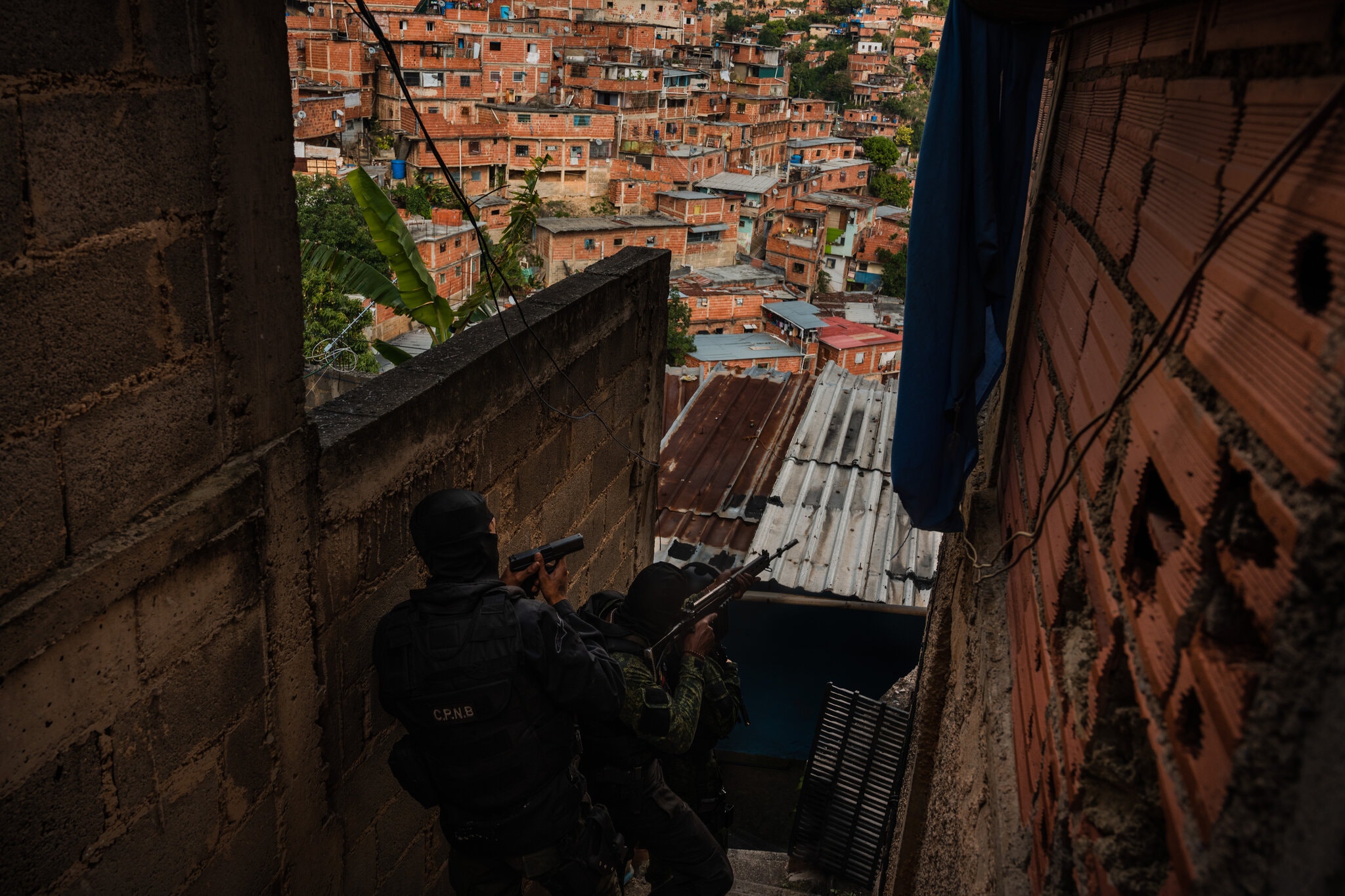 NYT: Con castillos inflables y granadas, las pandillas debilitan el control de Maduro en Caracas