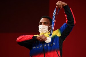 EN VIDEO: Las palabras del venezolano Julio Mayora tras ganar la medalla de plata en halterofilia olímpica
