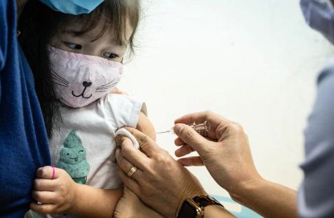 El Covid-19 retrasó la vacunación infantil de al menos 17 millones de niños, según la OMS y Unicef