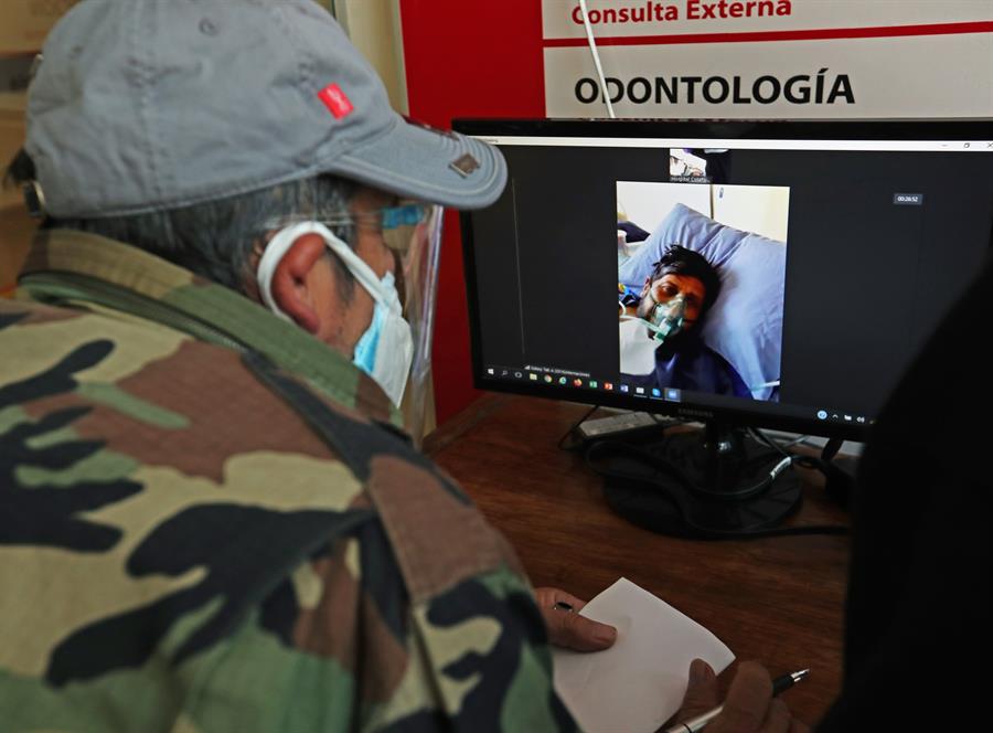 Una cabina de videollamadas acerca a familiares y pacientes con Covid-19 en Bolivia (FOTOS)