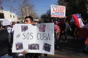 Simpatizantes del régimen y migrantes cubanos se cayeron a golpes frente a la embajada de Cuba en Chile #16Jul (VIDEO)