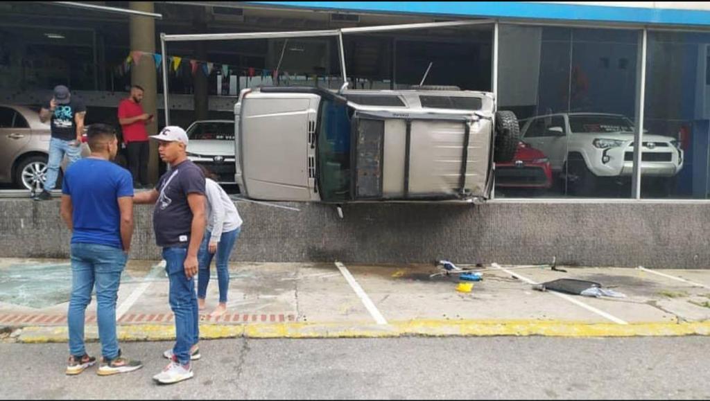 Perdió el control de su camioneta y se estrelló contra un concesionario en Caracas (Video)