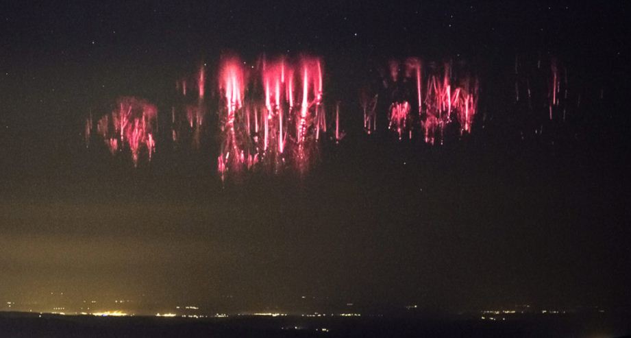 EN FOTOS: Extraño fenómeno atmosférico ilumina de rojo el cielo nocturno de EEUU