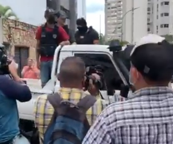 EN VIDEO: Momento en que esbirros del régimen abandonaron la residencia de Guaidó