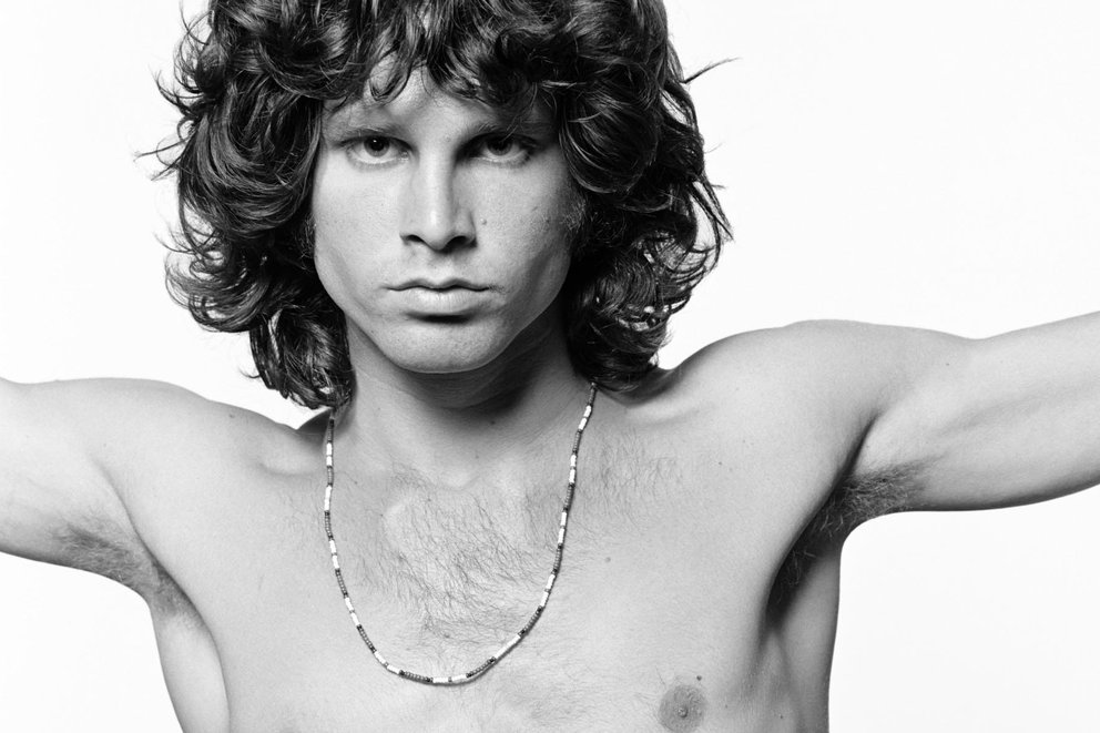 Desnudo, ensangrentado en una bañera, con hematomas y droga: 50 años de la muerte de Jim Morrison