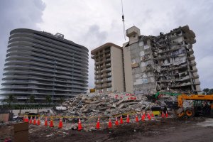 Otra víctima mortal durante el derrumbe de Miami: 28 muertos en total