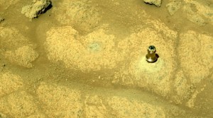 Encontraron extraño objeto que sobresale de una roca de Marte: ¿De qué se trata?