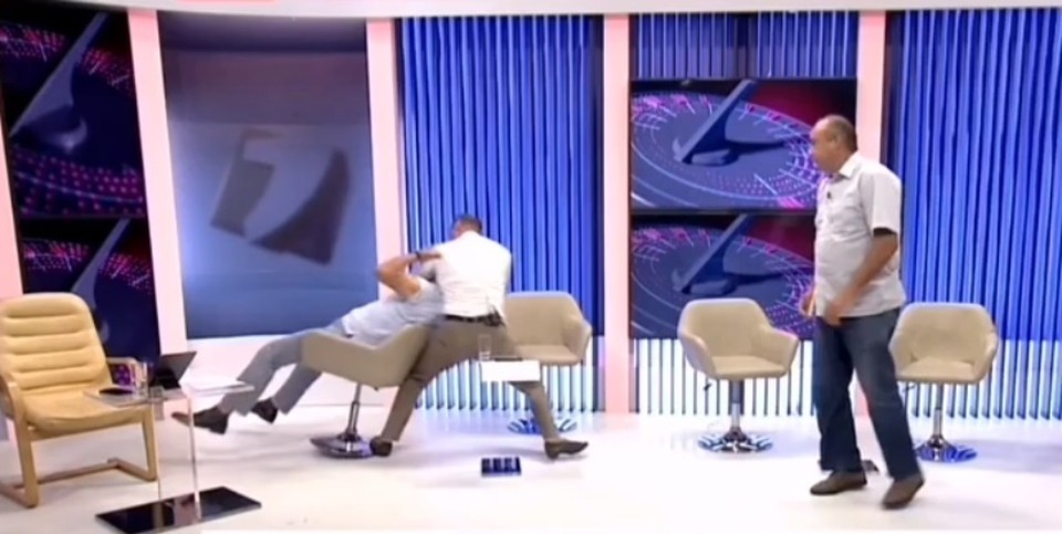 Tángana en Moldavia: Exasesor presidencial se cayó a trompadas durante debate televisivo y terminó “viendo estrellas” (VIDEO)