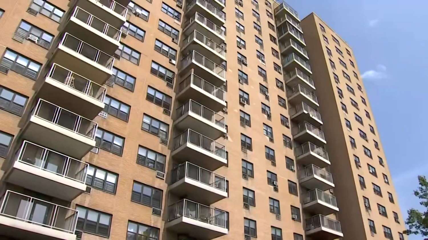 Niño de cuatro años cayó desde el décimo piso de un edificio en Nueva York